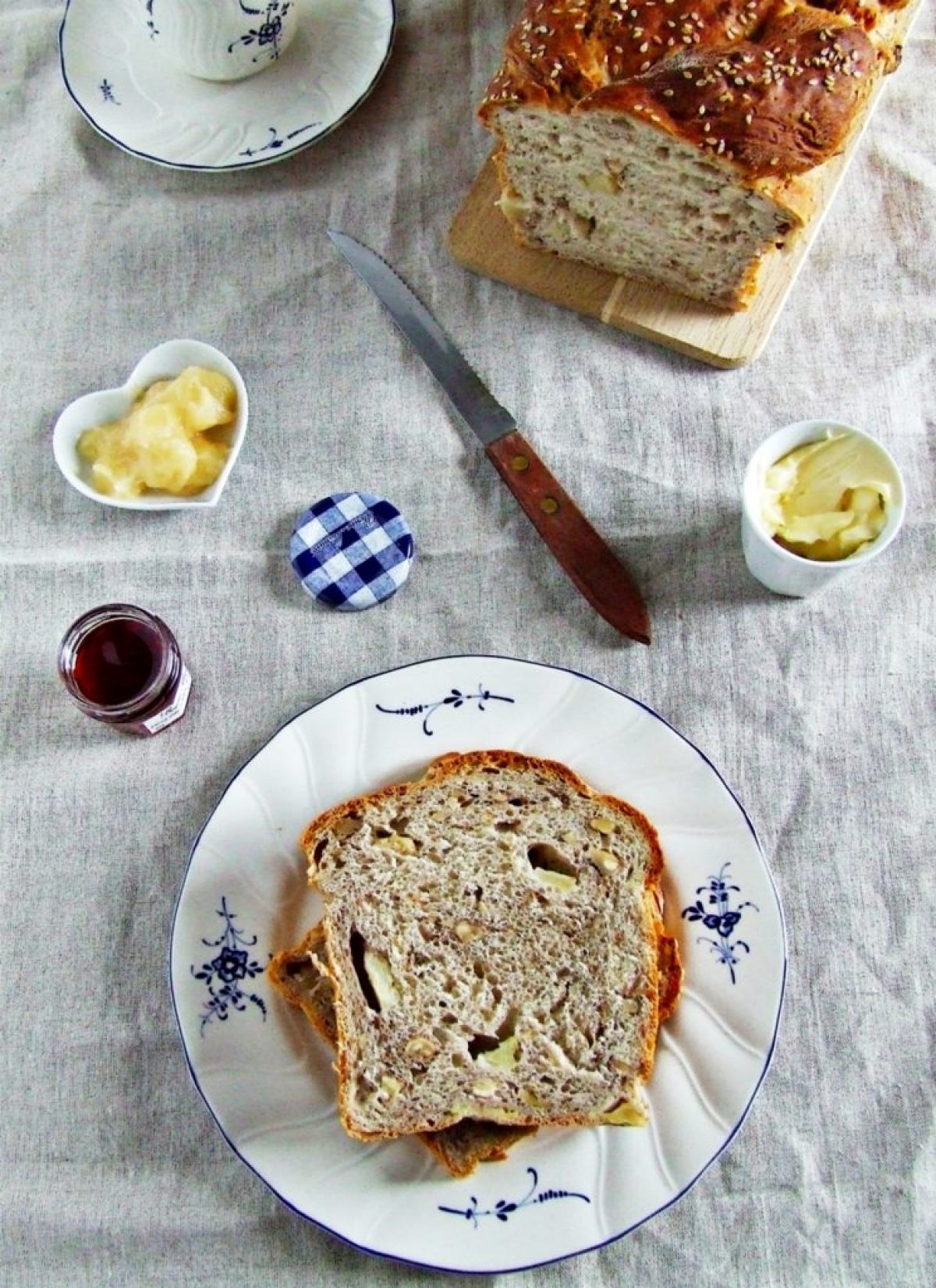 Chleb z gruszkami i orzechami