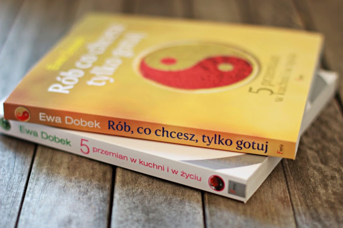 Recenzja książek o kuchni pięciu przemian Ewy Dobek (egzemplarze do rozdania) i przepyszna czerwona kapusta ze śliwkami