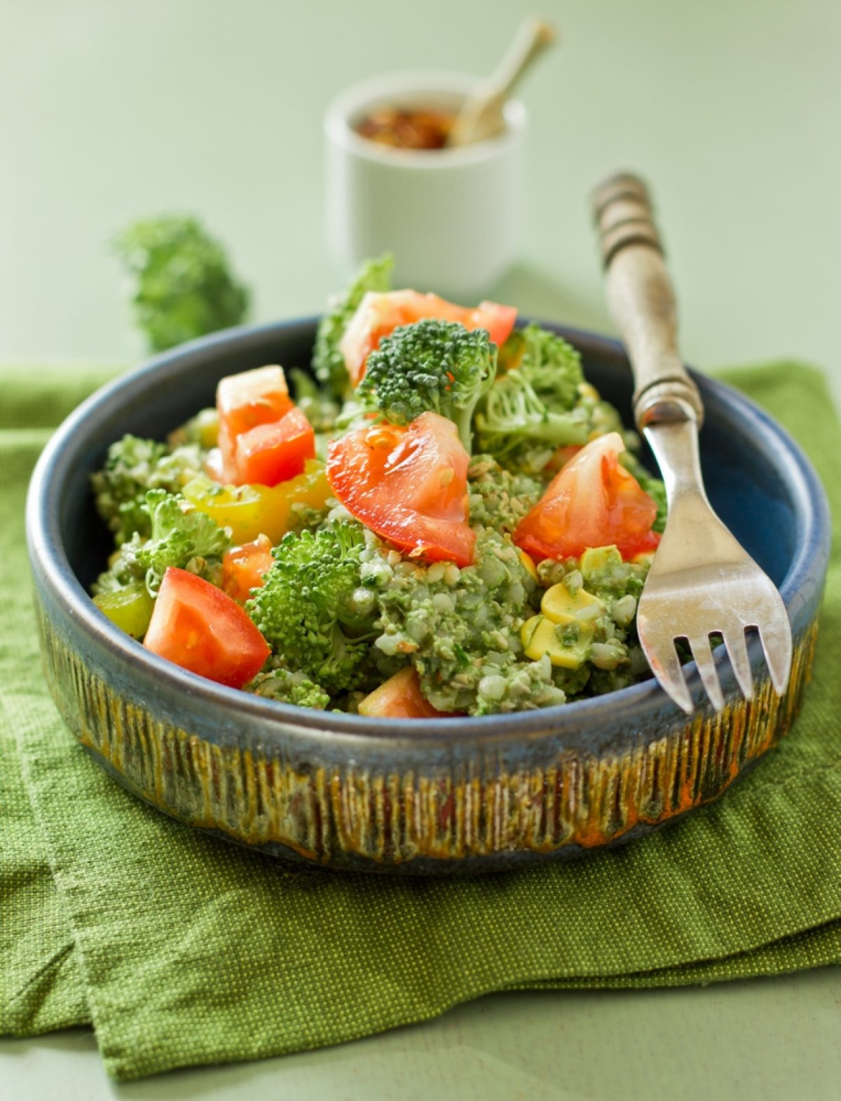 Sałatka z kaszy gryczanej i surowego brokuła z orzechowym sosem (wegańska, bez glutenu i bez tłuszczu)