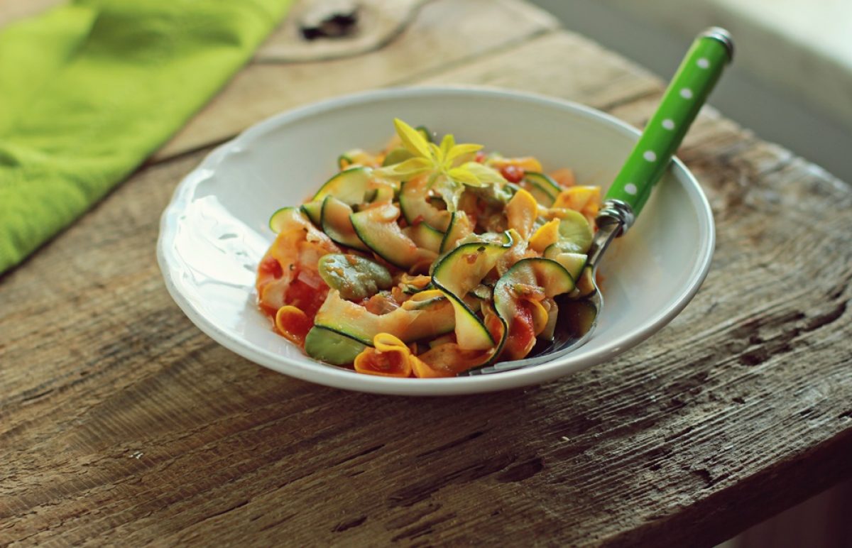 Makaron z cukinii z sosem pomidorowym – idealny na letni obiad!