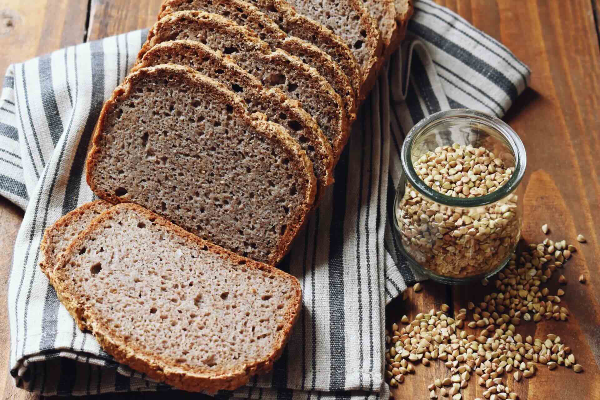 przepis-na-chleb-gryczany-z-gruszkami-orzechami-i-syropem-klonowym