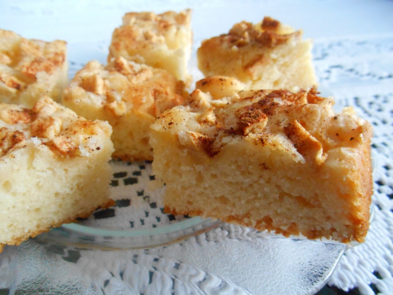 przepis-na-ciasto-jogurtowe-jablkowe-z-orzechami-laskowymi