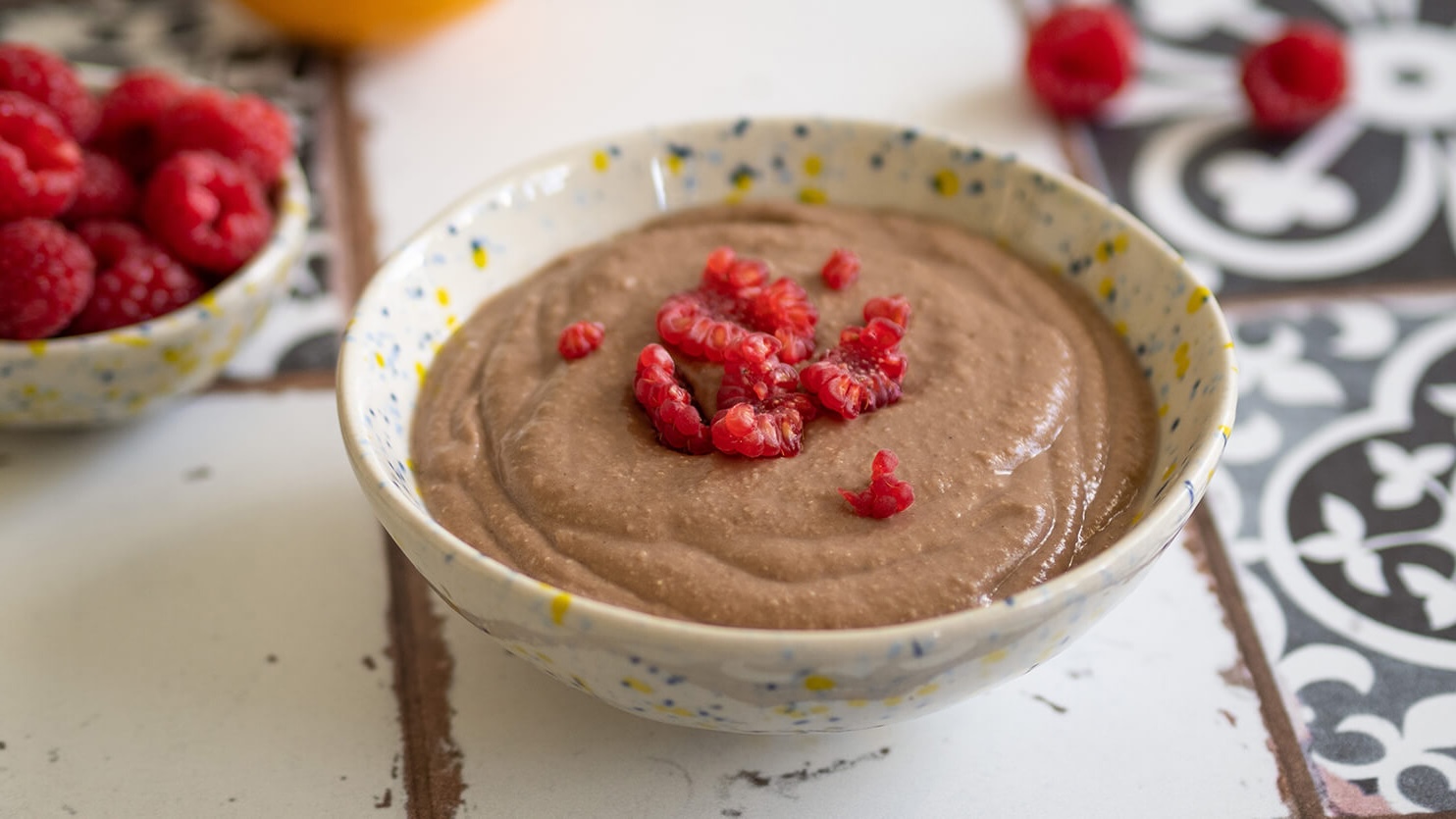 przepis-na-czekoladowy-budyn-jaglany-z-truskawkami