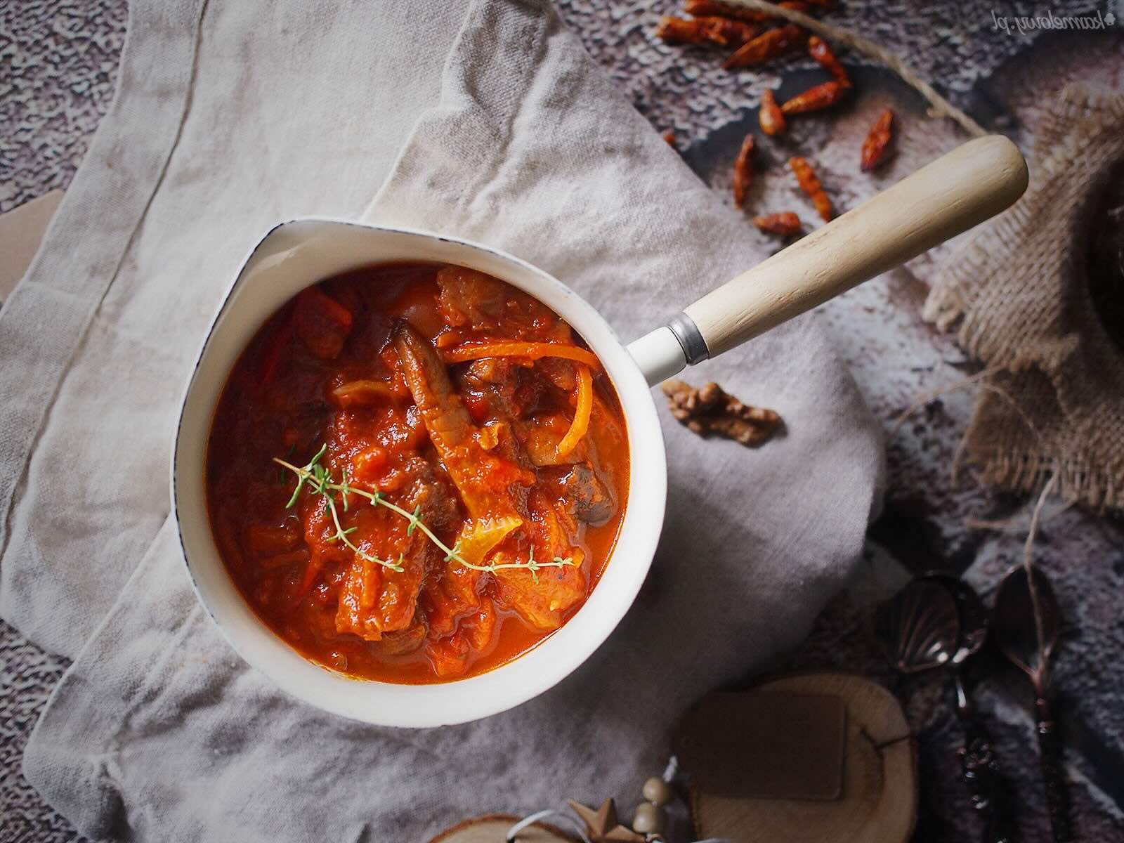 przepis-na-gulasz-ziemniaczany-chrzanowo-orzechowy-z-boczniakami