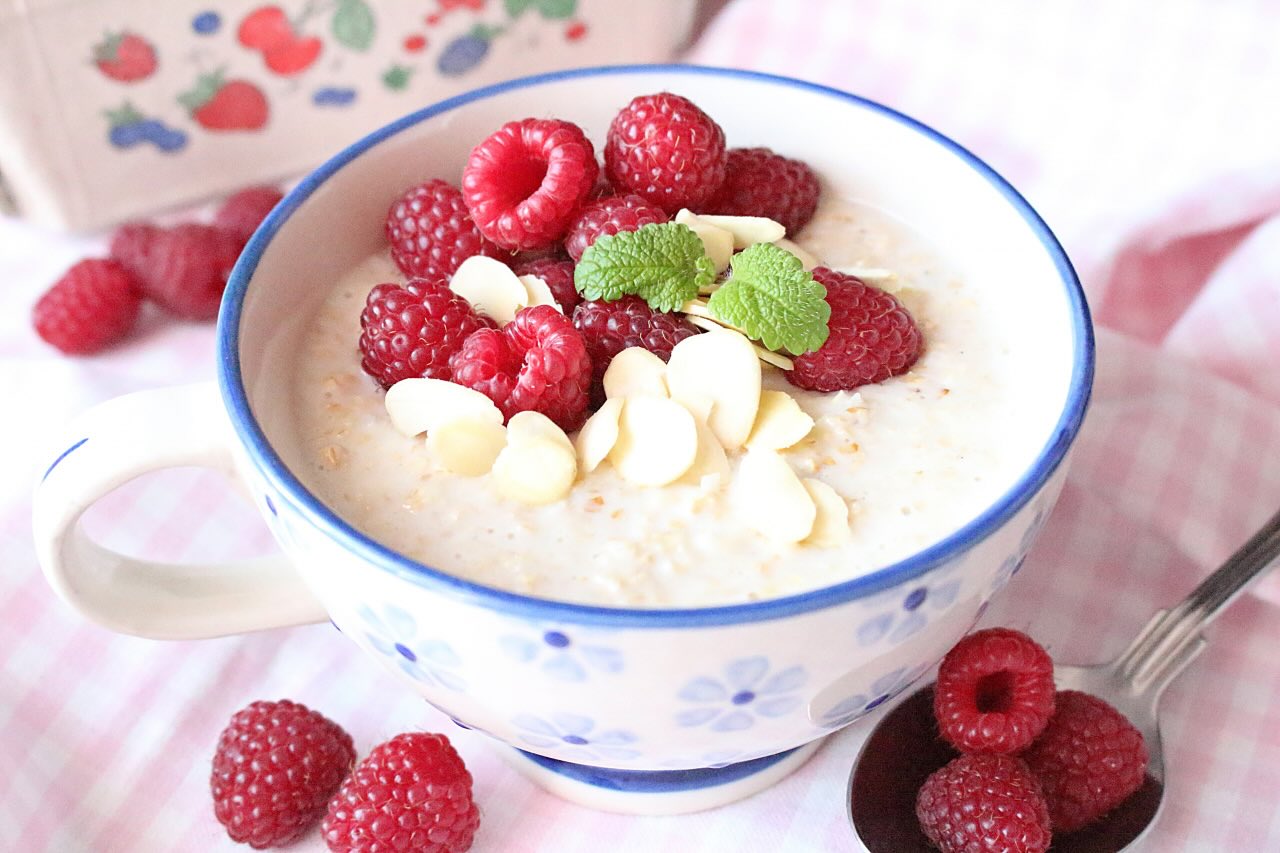 przepis-na-kokosowa-owsianka-z-suszonymi-wisniami