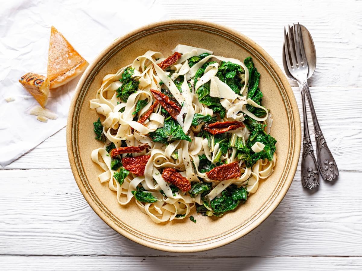 przepis-na-makaron-gryczany-fasola-jarmuzem