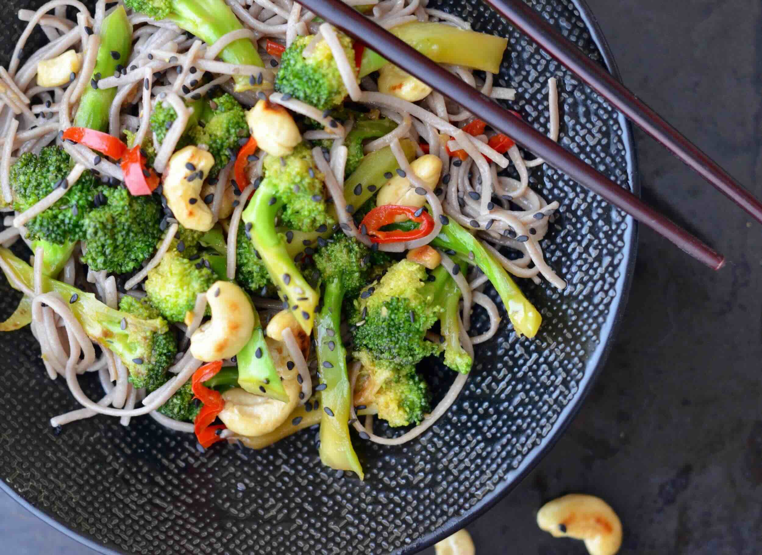 przepis-na-makaron-gryczany-z-brokulem-i-grzybami-shiitake