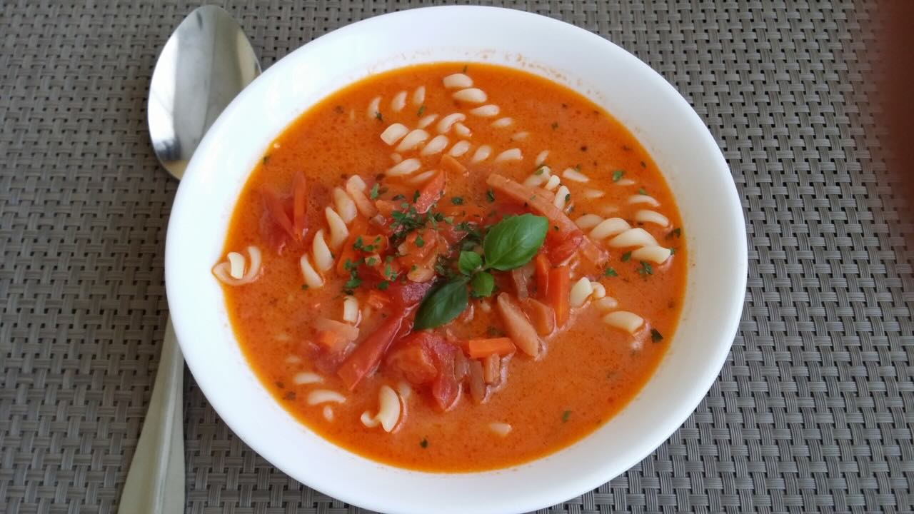 przepis-na-zupa-pomidorowa-pikantna-z-mlekiem-kokosowym