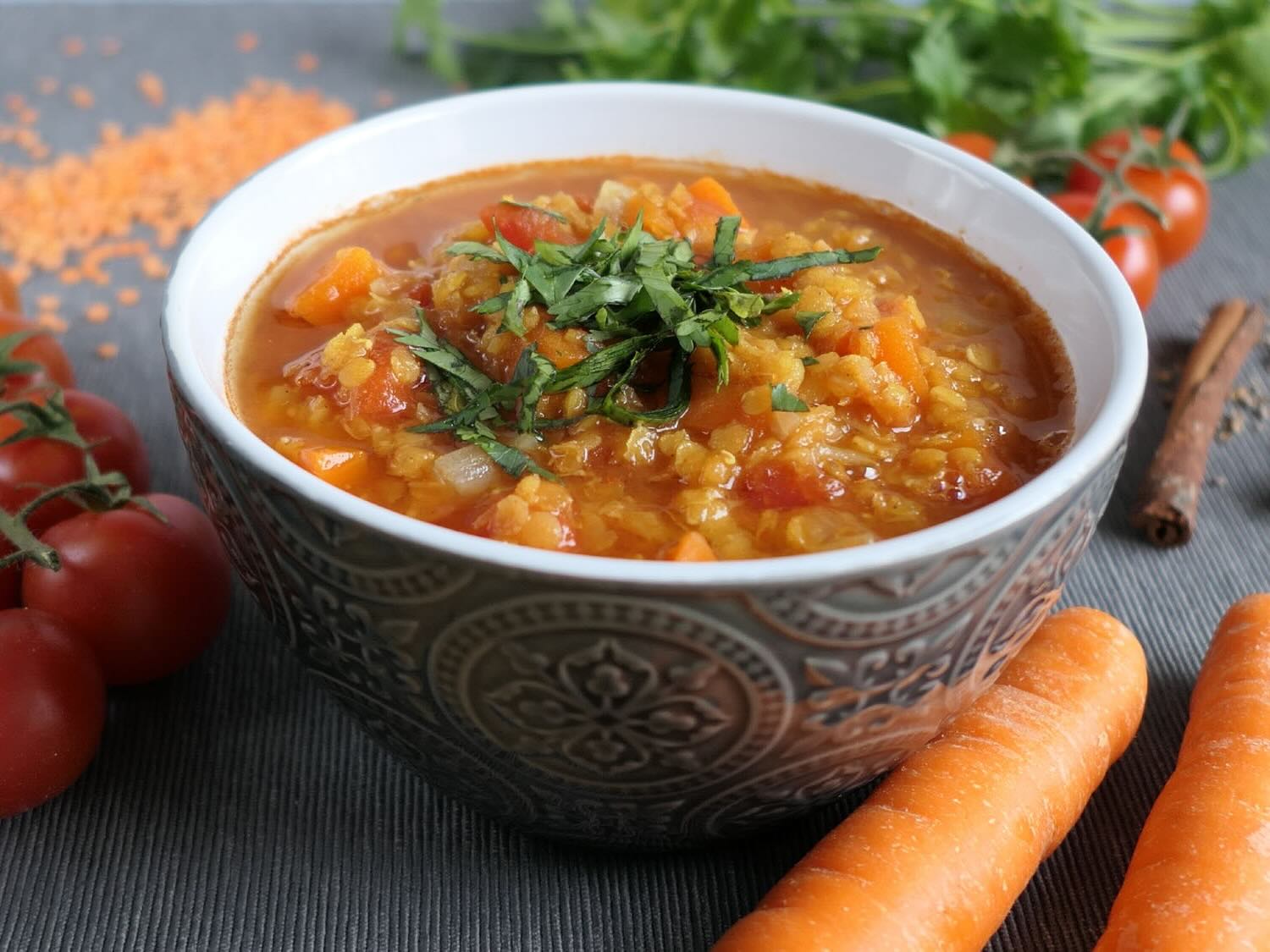 przepis-na-zupa-z-kasza-soczewica-i-sosem-pomidorowym