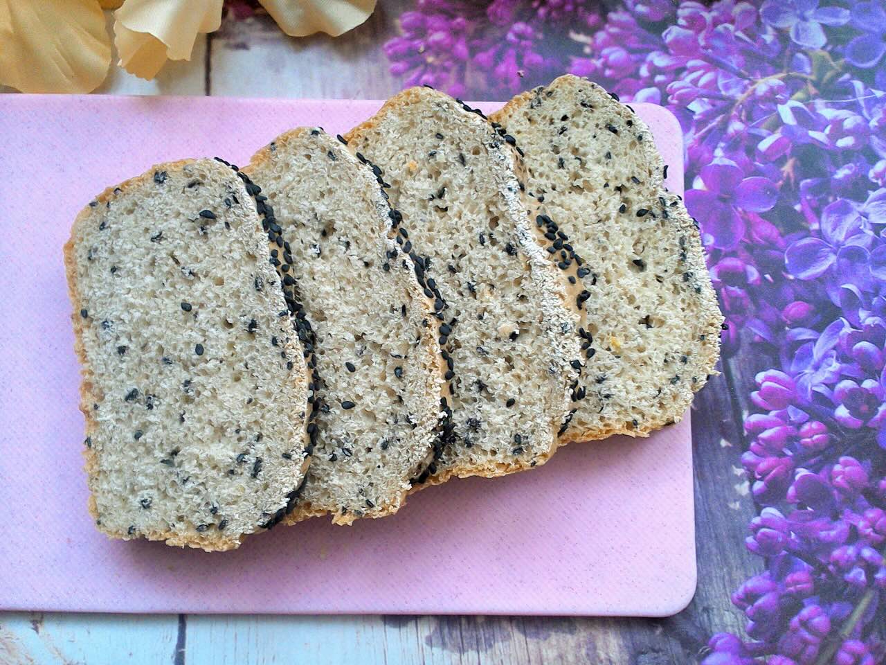 przepis-na-chleb-z-czarna-soczewica-i-szalwia