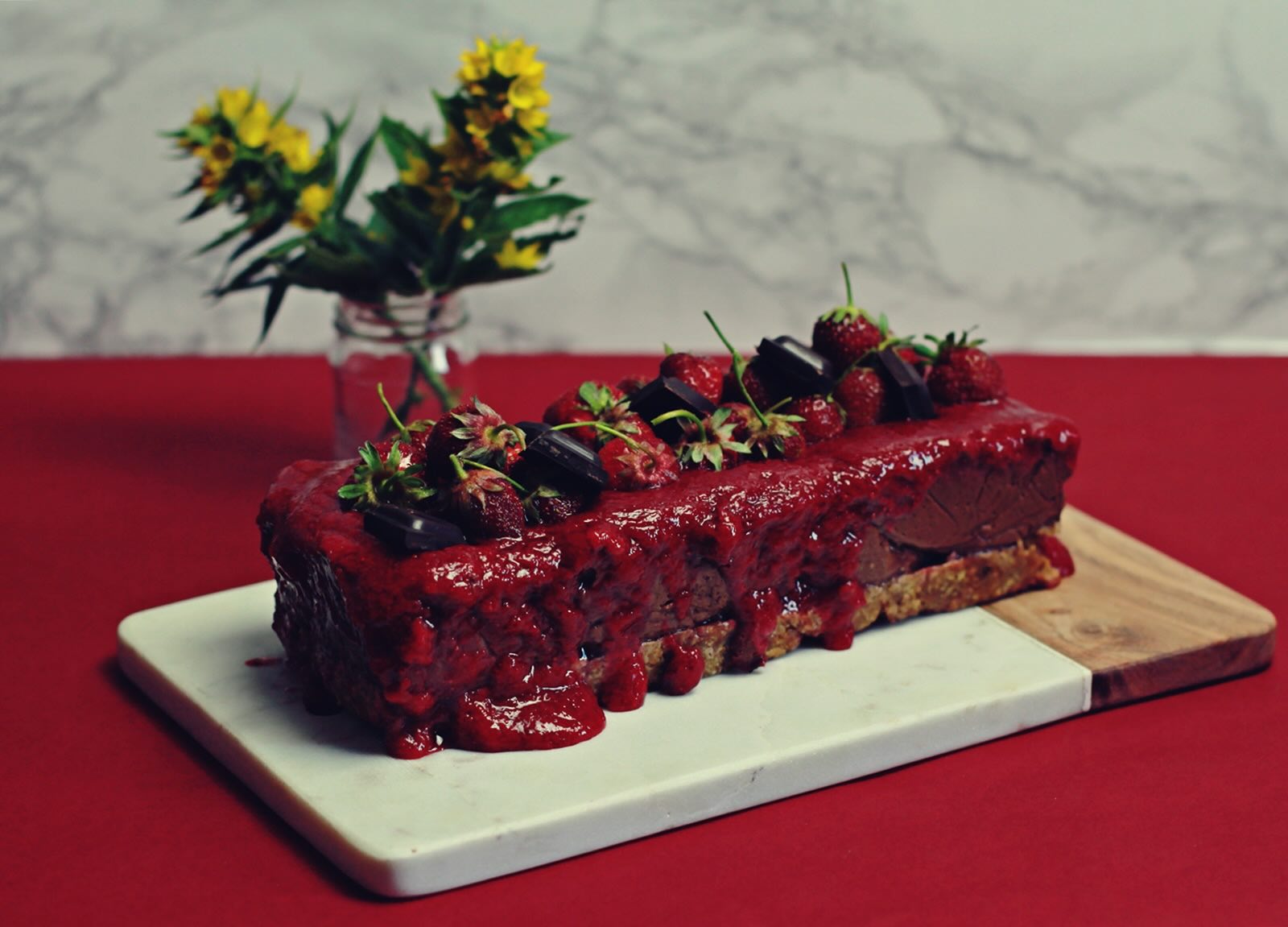 przepis-na-czekoladowy-jagielnik-z-polewa-truskawkowa