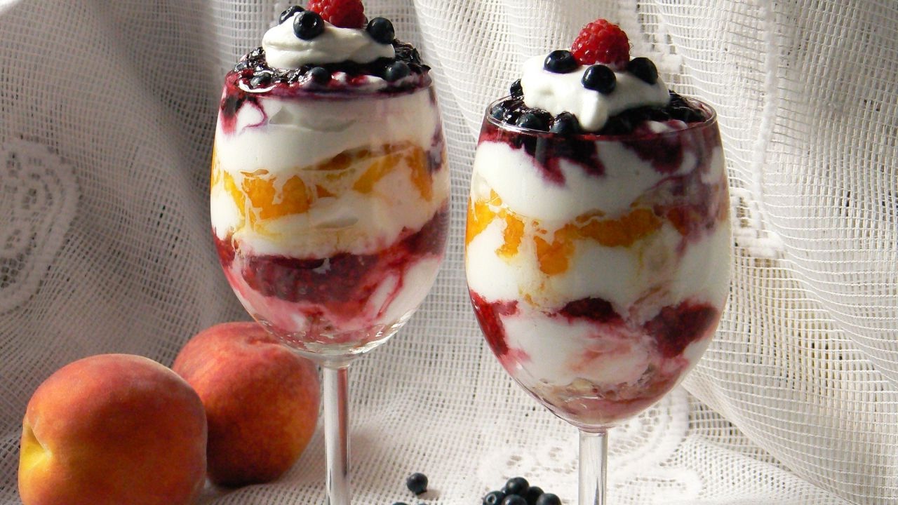 przepis-na-deser-na-walentynki-figi-gotowane-w-winie-z-bita-smietana