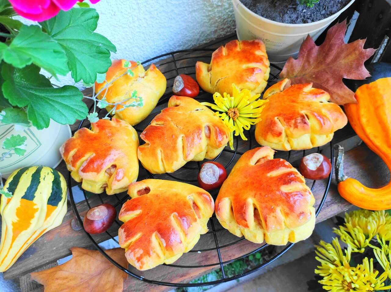 przepis-na-dyniowe-drozdzowki-z-karmelem-daktylowym-i-jablkami