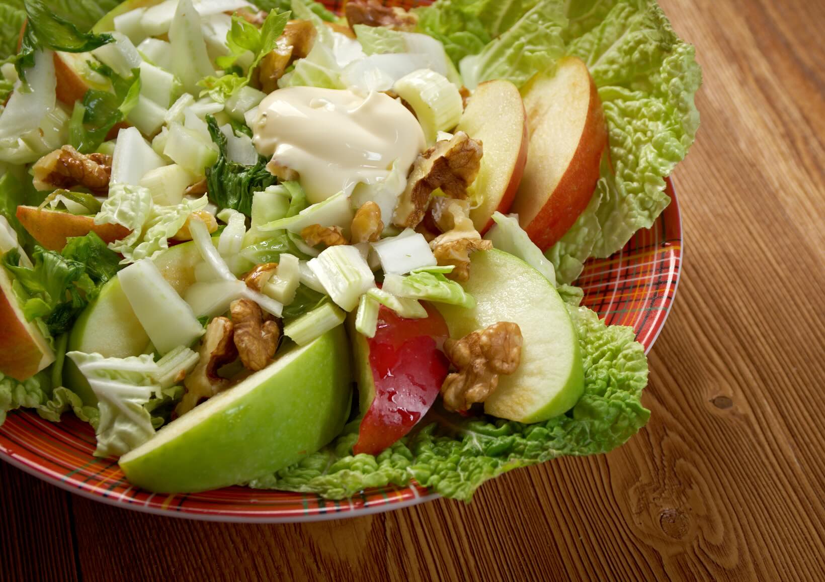 przepis-na-kalorie-prosta-salatka-z-jablkiem