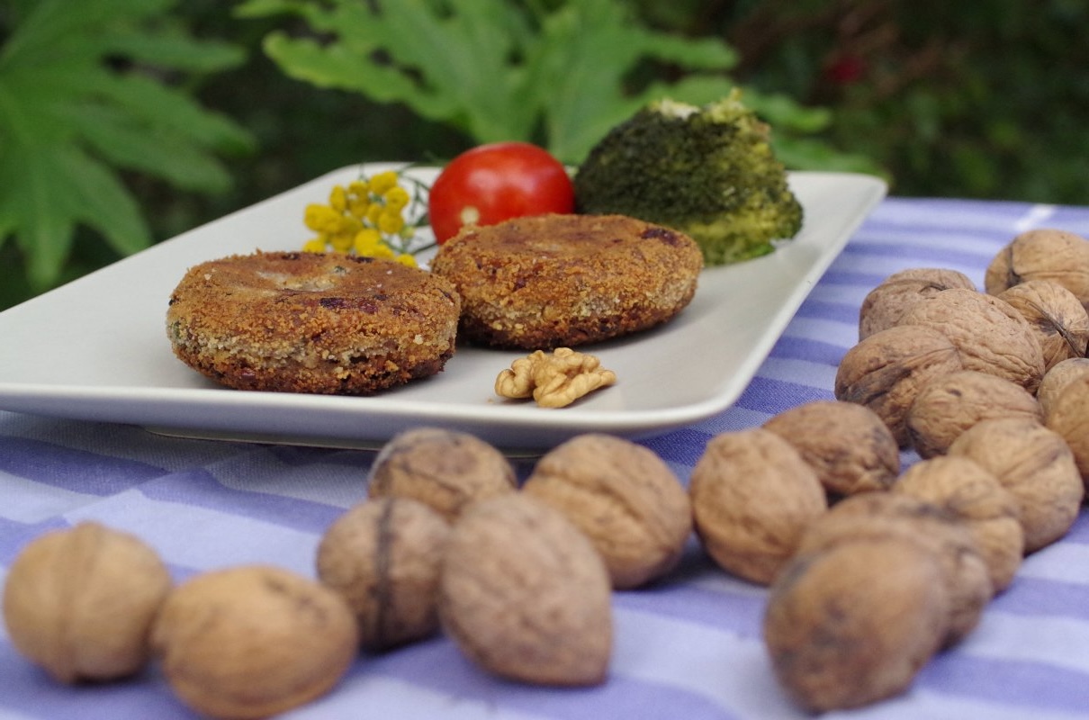 przepis-na-kotleciki-z-pszenicy-i-orzechow-z-salatka-ziemniaczana