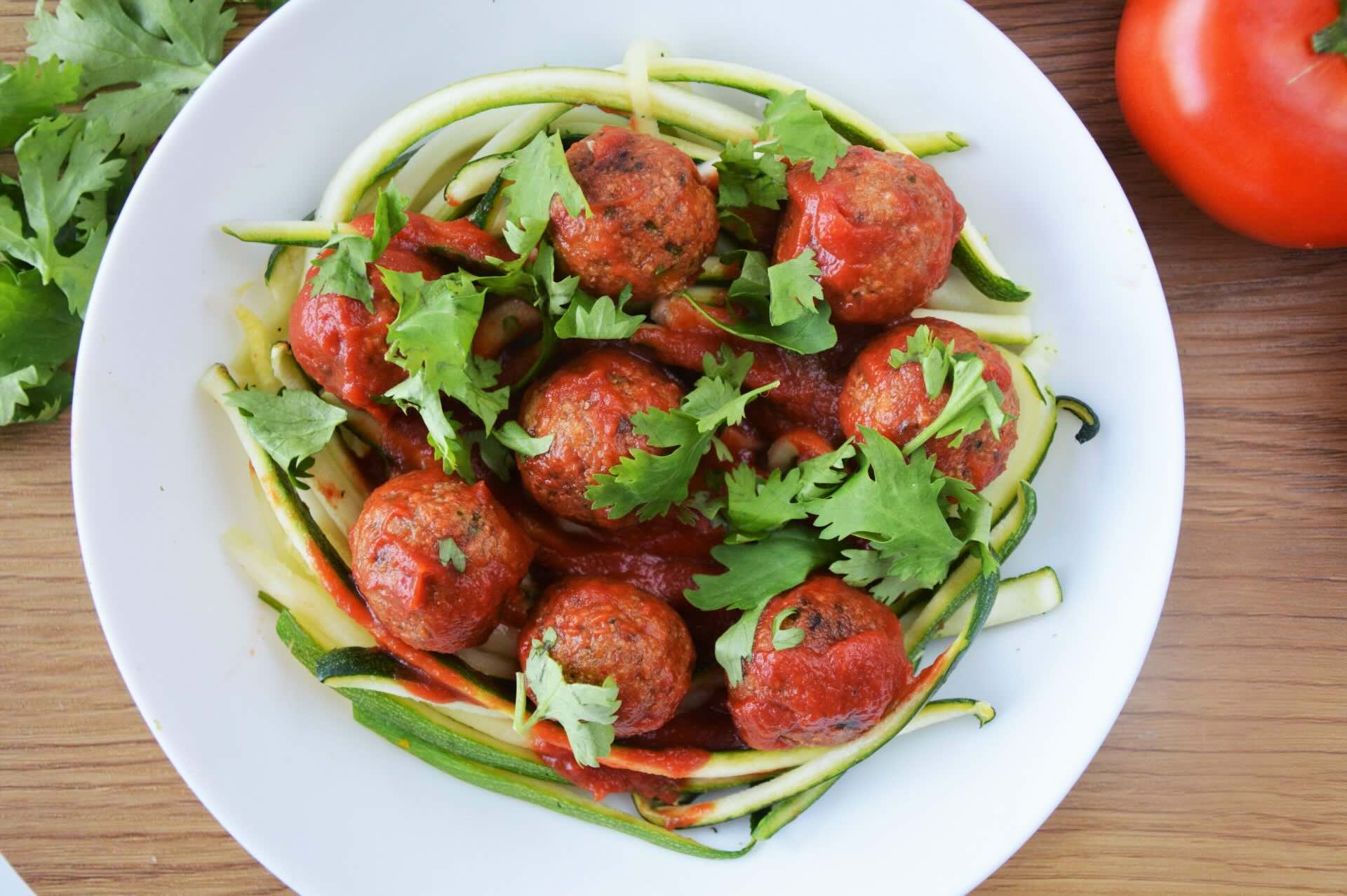 przepis-na-makaron-z-cukinii-z-sosem-pomidorowym