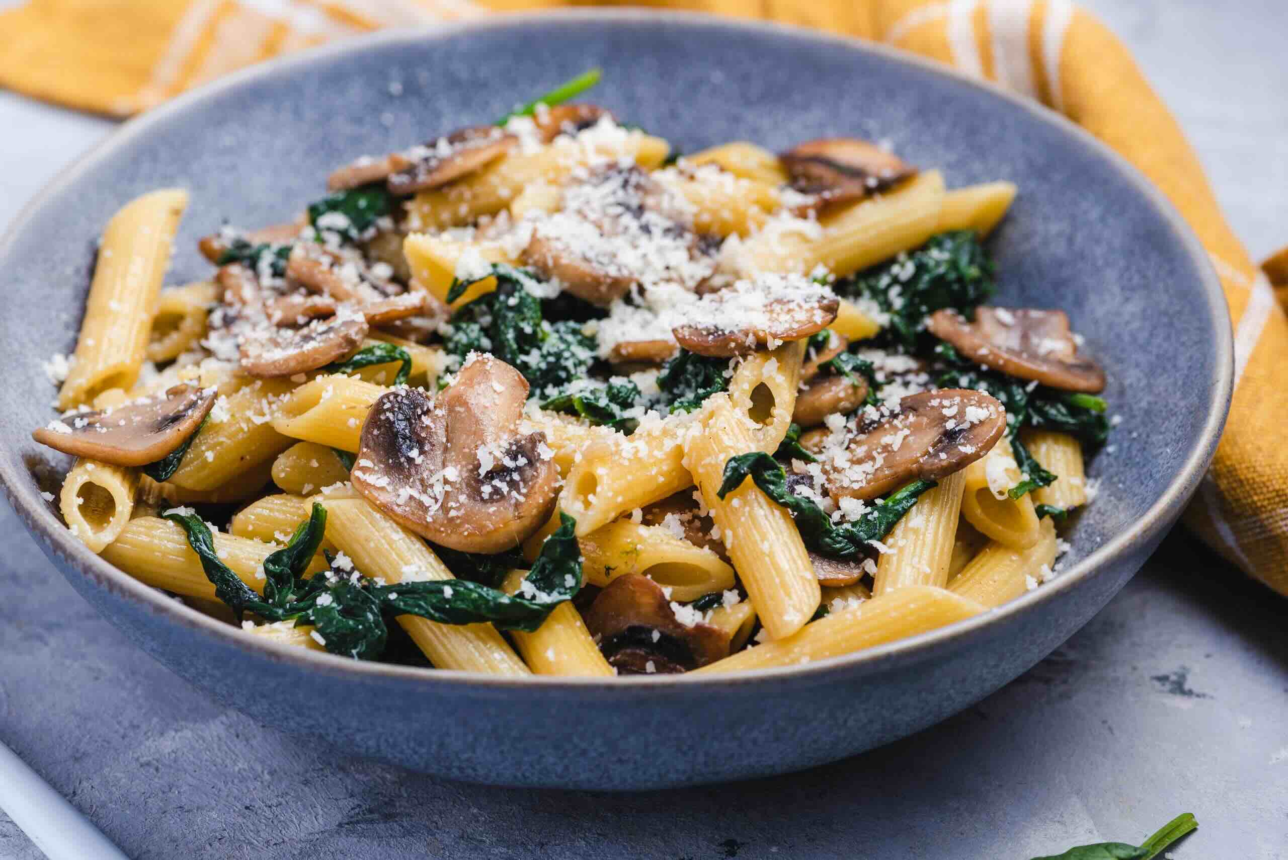 przepis-na-makaron-z-pieczarkami-szpinakiem-i-soczewica