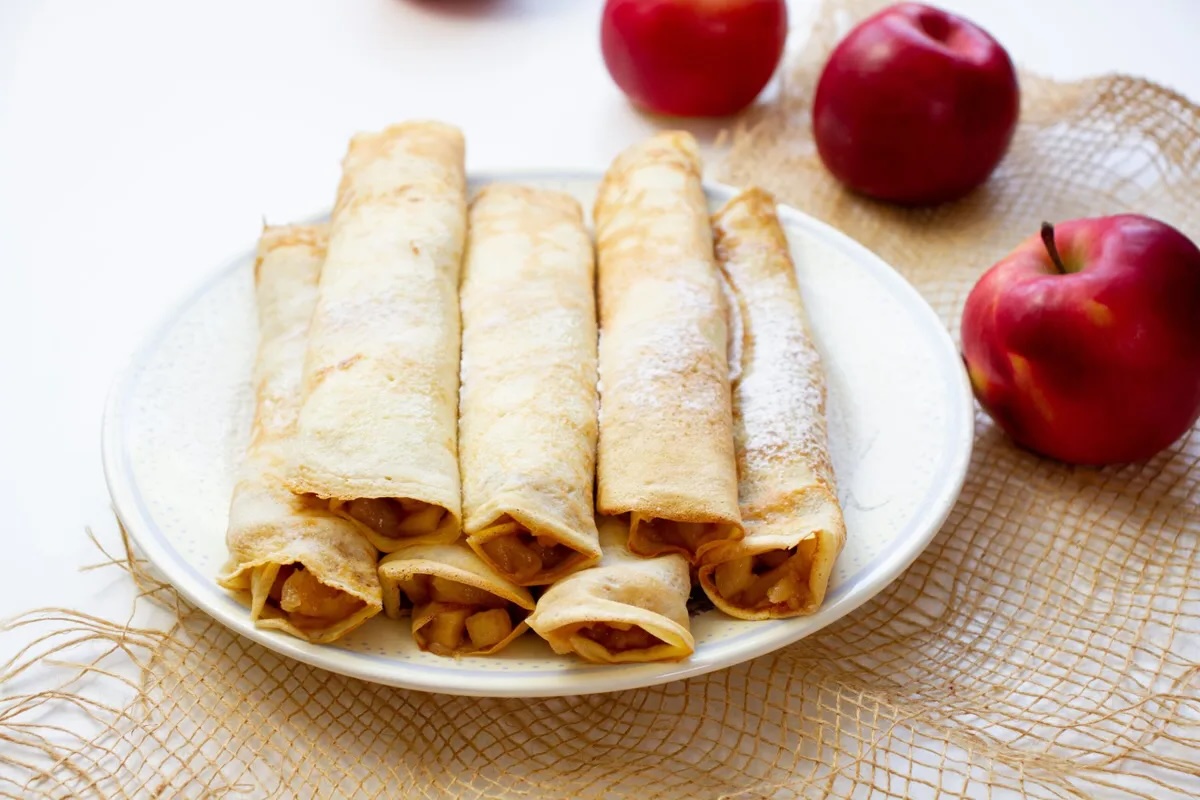 przepis-na-nalesniki-dwuskladnikowe-nadziewane-jablkami