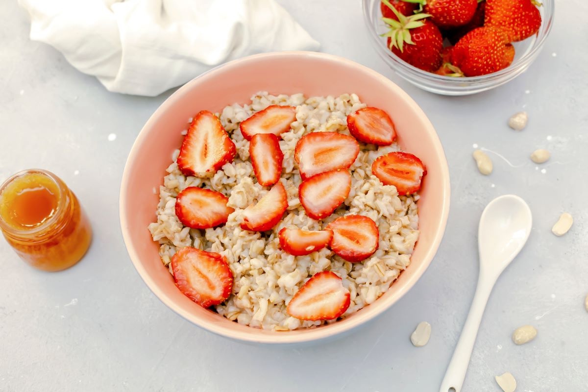 przepis-na-owsianka-z-truskawkami-i-maslem-orzechowym