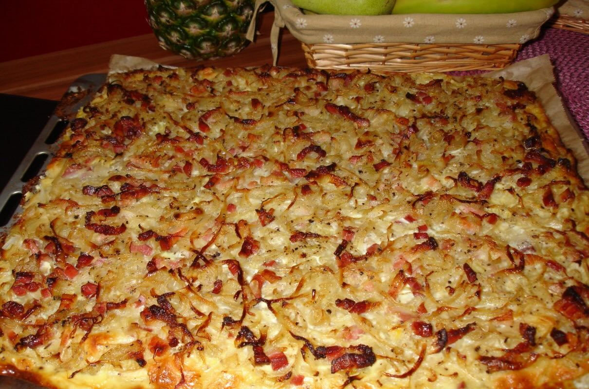 przepis-na-placek-cebulowy-drozdzowy