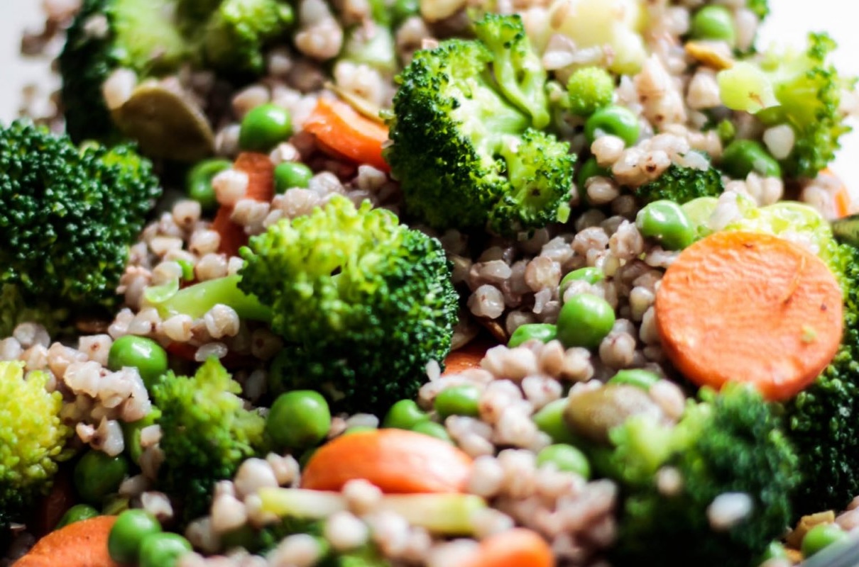przepis-na-salatka-z-kaszy-gryczanej-i-surowego-brokula