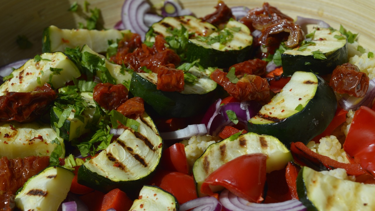 przepis-na-salatka-z-kaszy-jaglanej-z-pieczonymi-warzywami