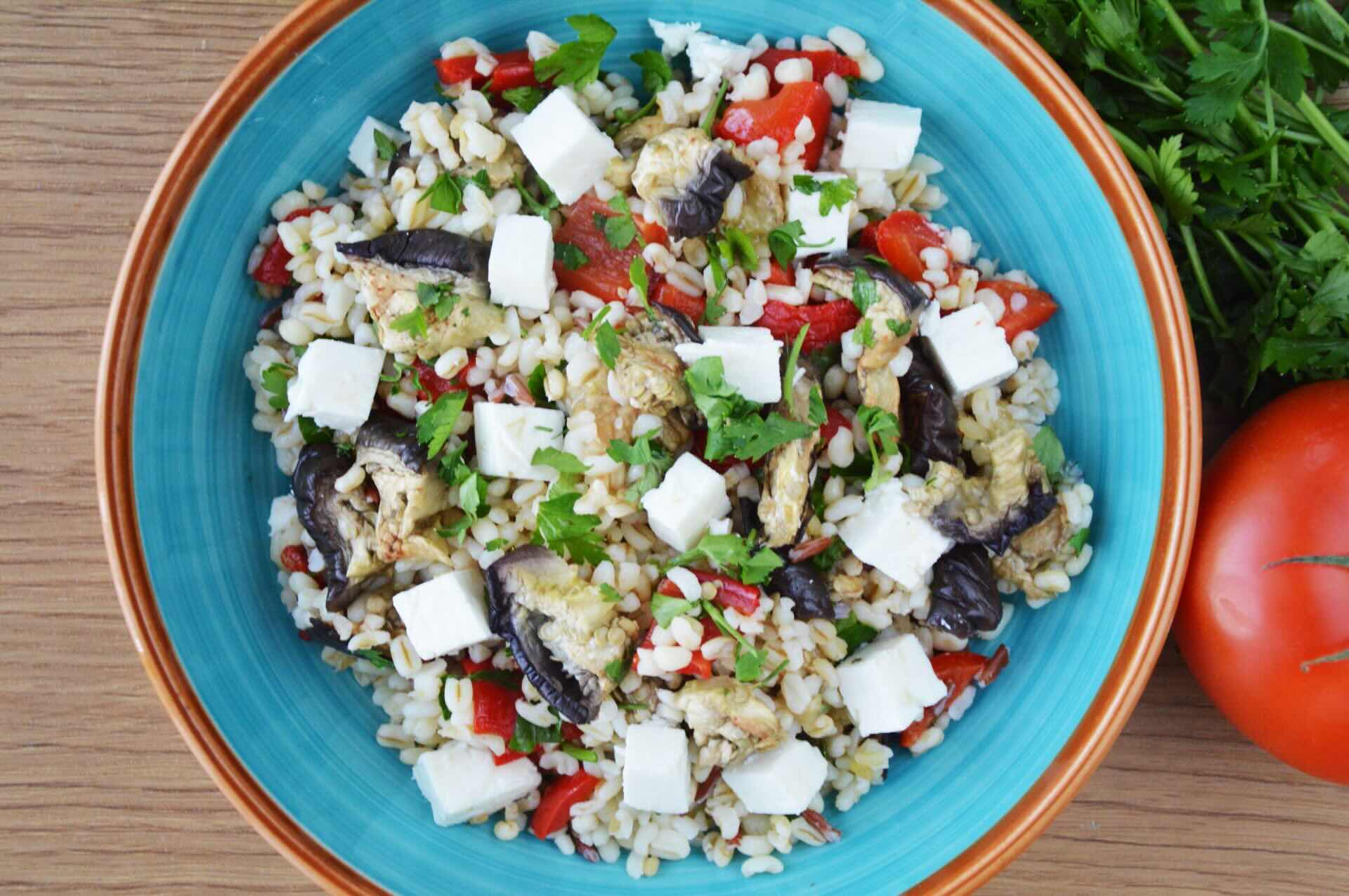przepis-na-salatka-z-peczaku-z-pieczona-papryka-oliwkami-i-feta