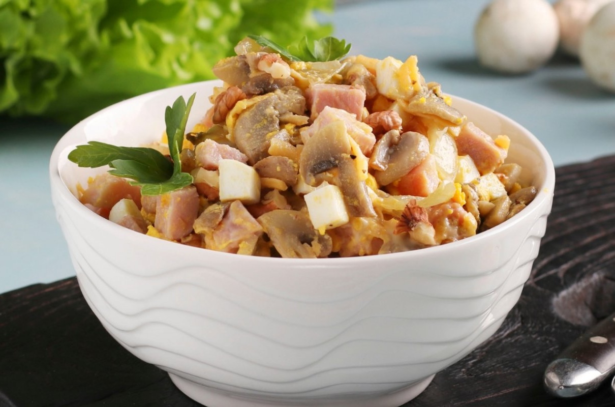 przepis-na-salatka-z-pietruszki-fasolki-i-marynowanych-pieczarek