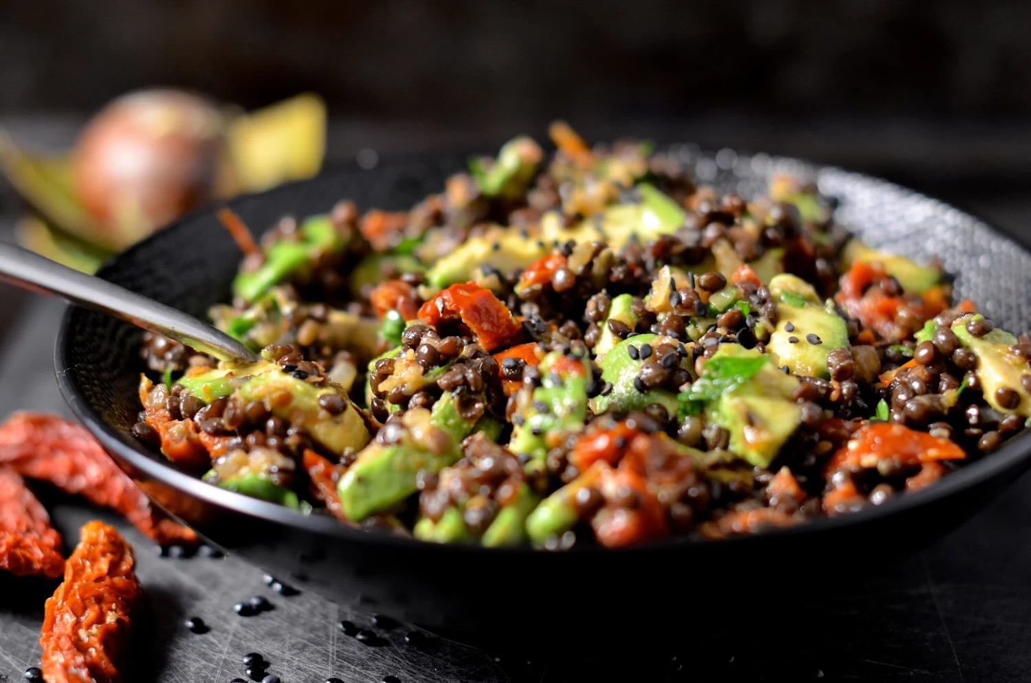 przepis-na-salatka-z-sorgo-czarnej-soczewicy-i-jarmuzu