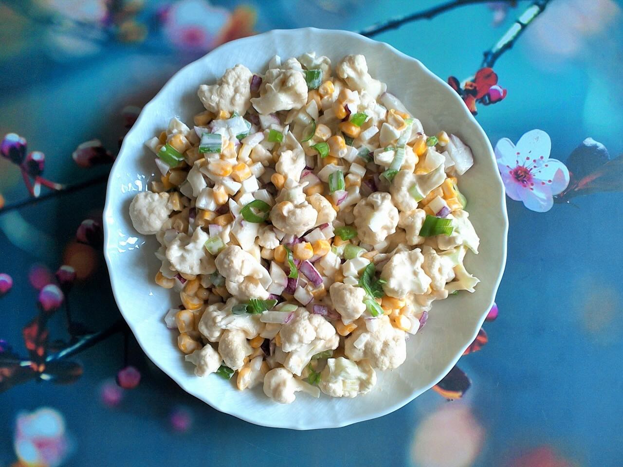 przepis-na-salatka-z-surowym-kalafiorem