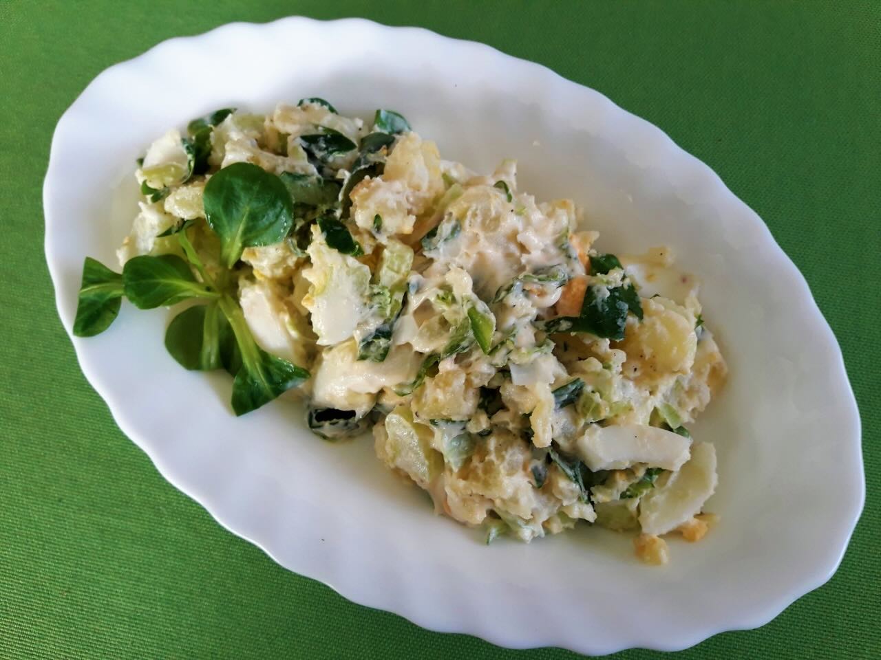 przepis-na-salatke-ziemniaczana-z-selerem-naciowym-i-ogorkami