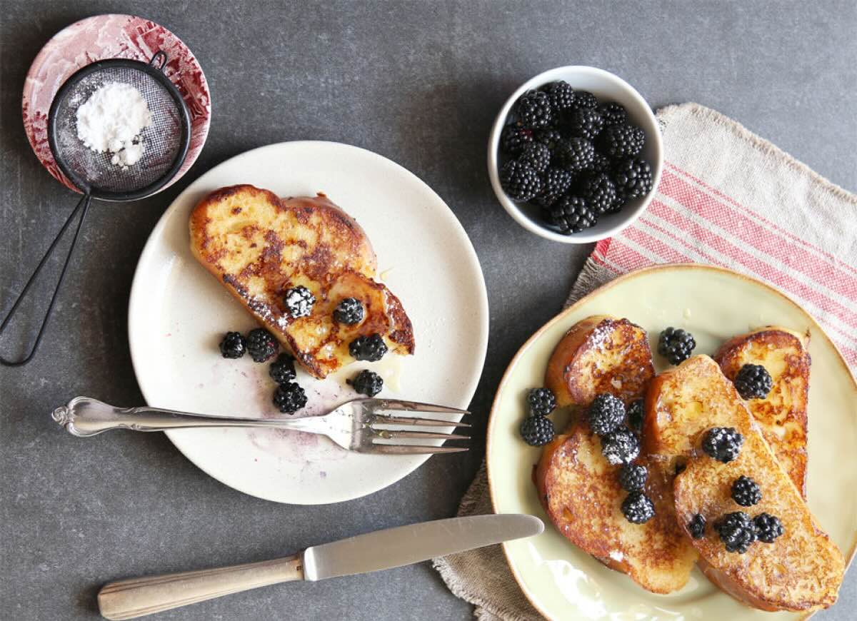 przepis-na-tosty-francuskie-weganskie-z-sosem-owocowym