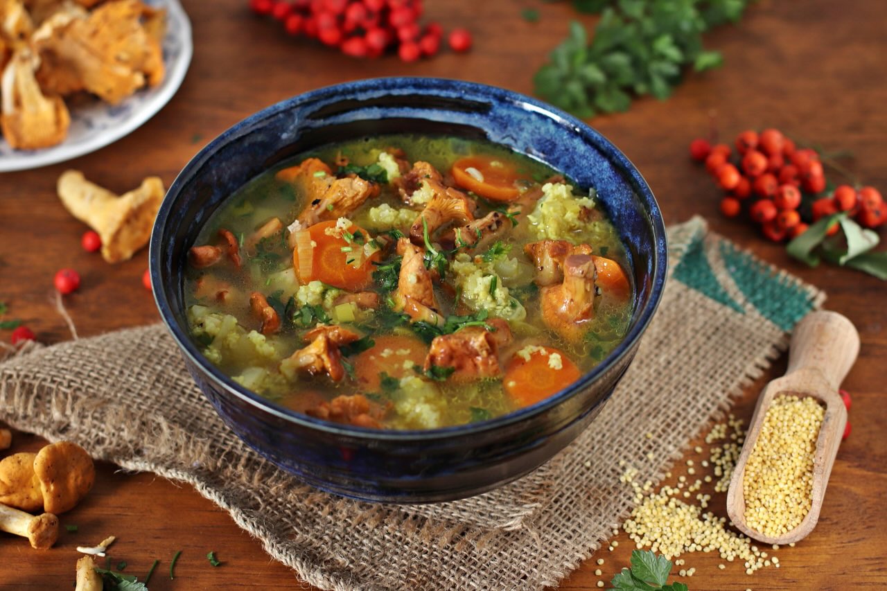 przepis-na-zupa-z-kurkami-kasza-gryczana-i-wedzona-sliwka