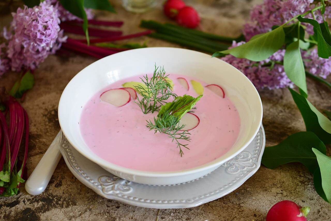 przepis-na-chlodnik-botwinkowy-z-bobem-ogorkami-i-rzodkiewkami