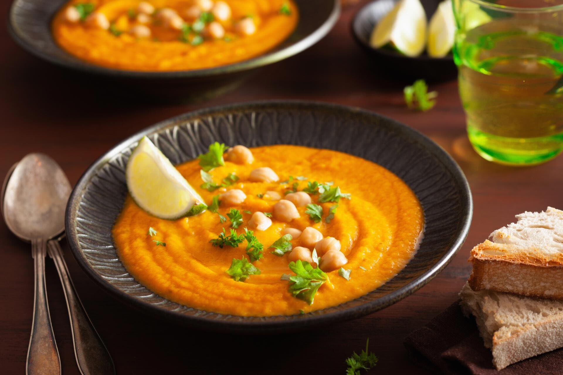 przepis-na-krem-z-marchewki-z-pieczona-ciecierzyca-i-sosem