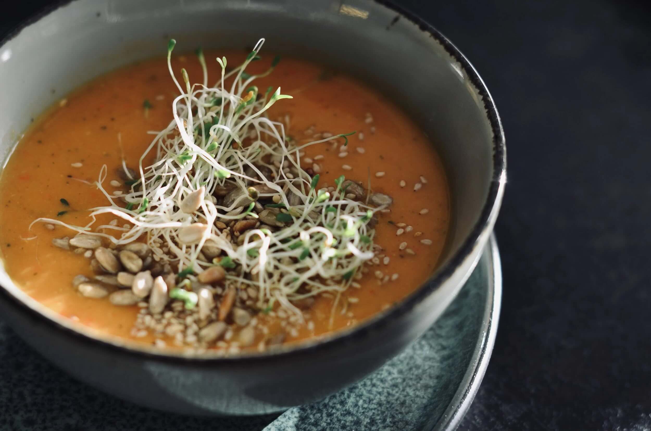 przepis-na-pikantna-zupa-curry-z-kapusta-soczewica-i-kasza-gryczana