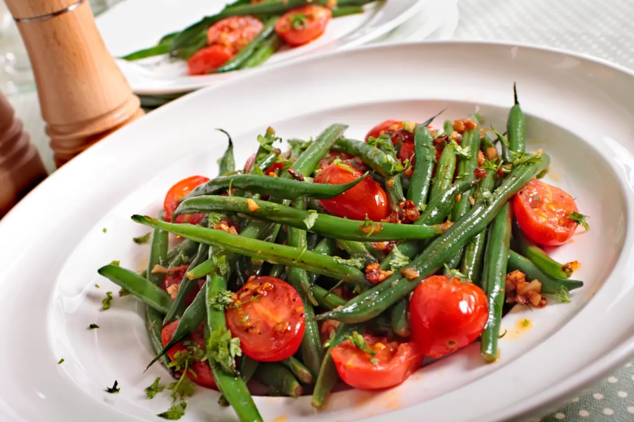 przepis-na-fasolka-szparagowa-z-pomidorami