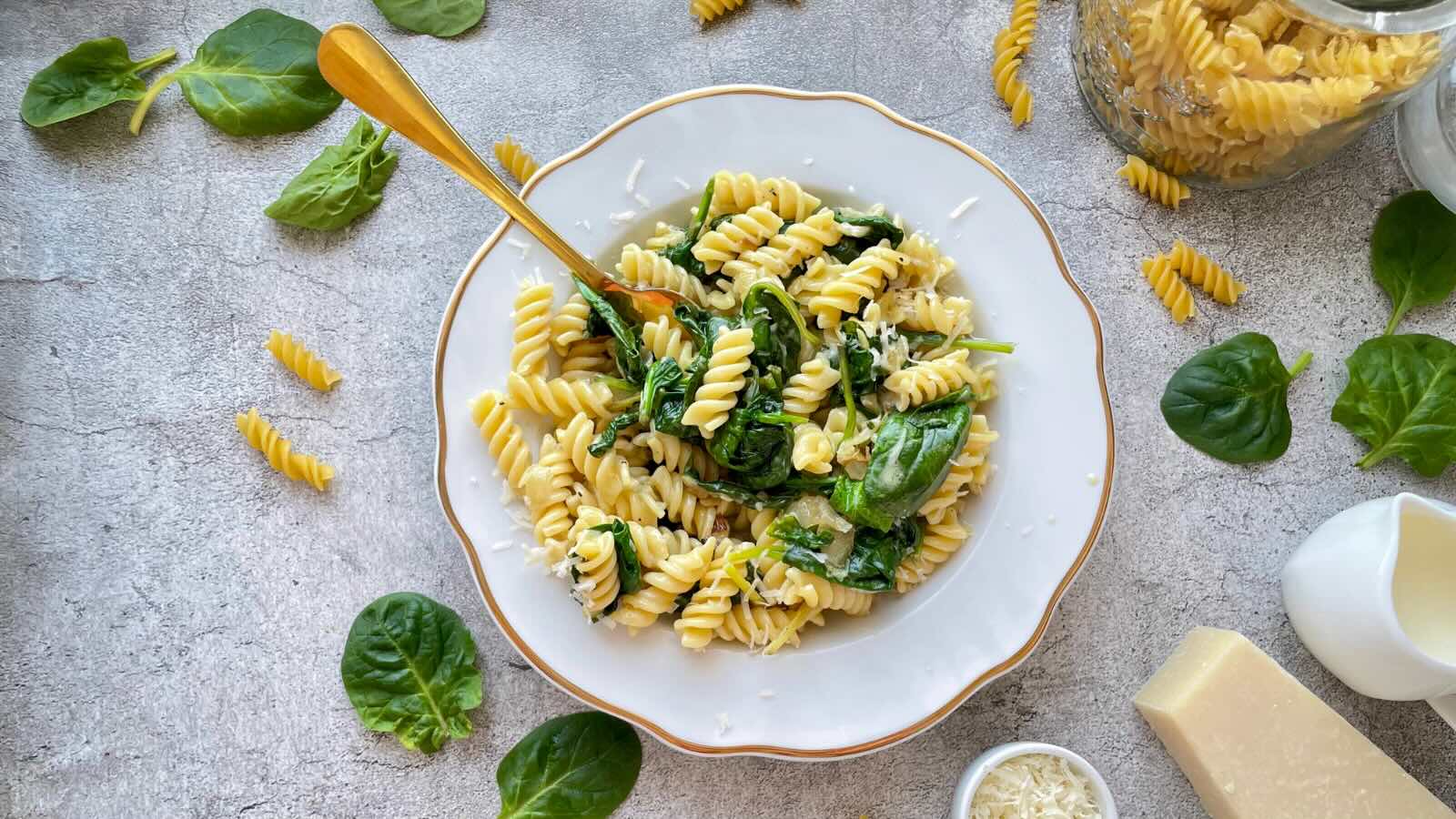 przepis-na-makaron-ze-swiezym-szpinakiem