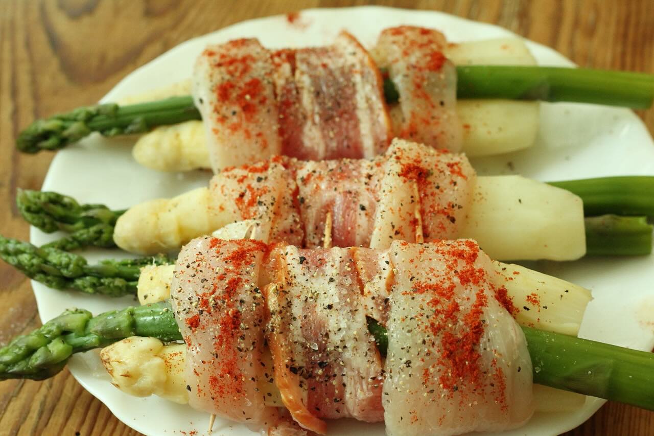 przepis-na-szparagi-z-grilla-z-sosem-jogurtowo-czosnkowym